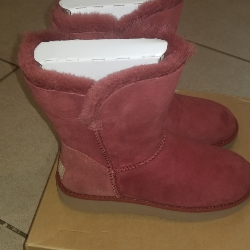 W Classic Cuff short Box has some damage